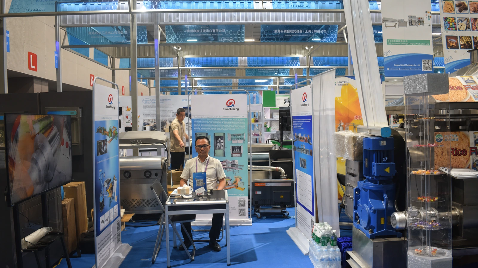 Customer discussion at GLORY MACHINERY exhibition booth