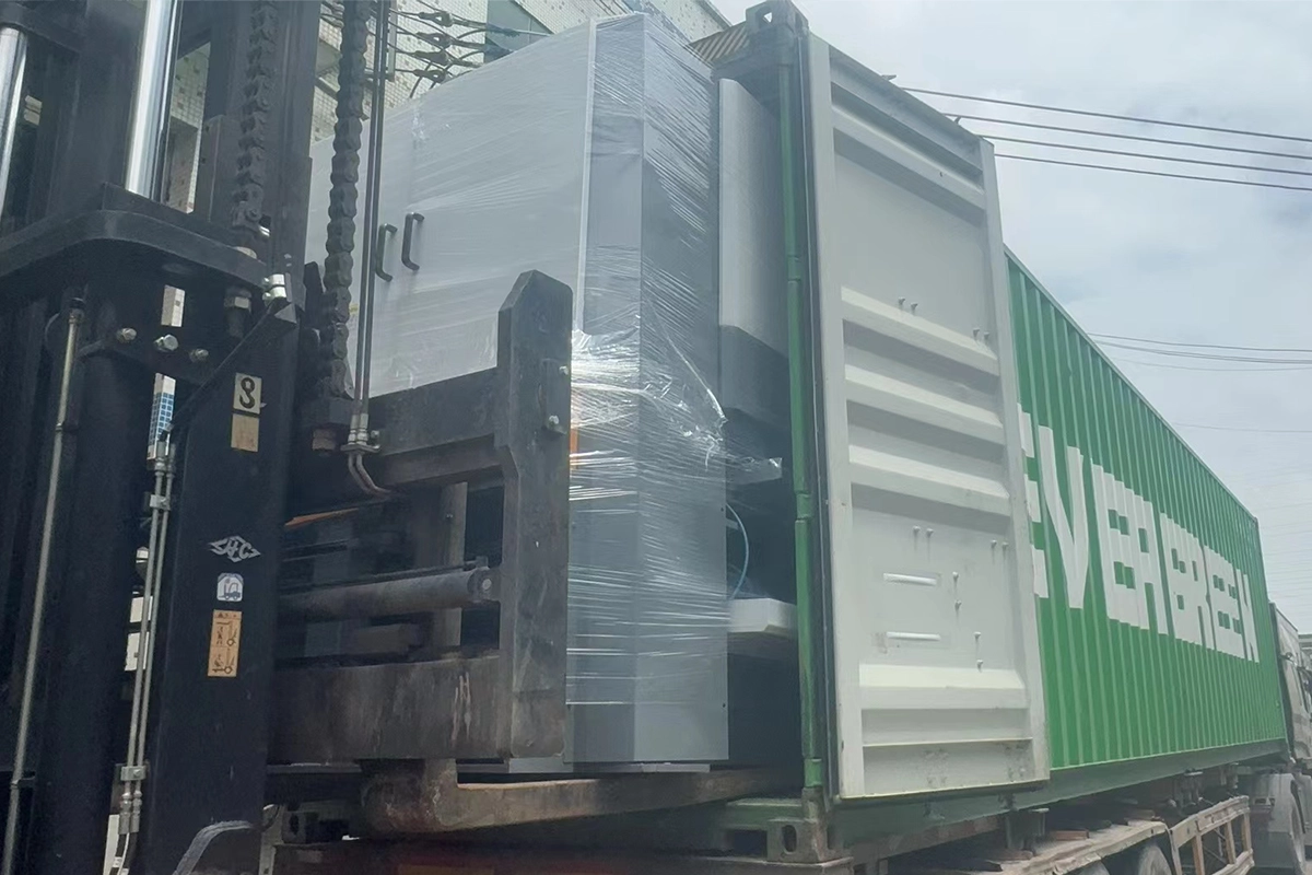 Forklift loading 1600mm sheet polishing machine into export container