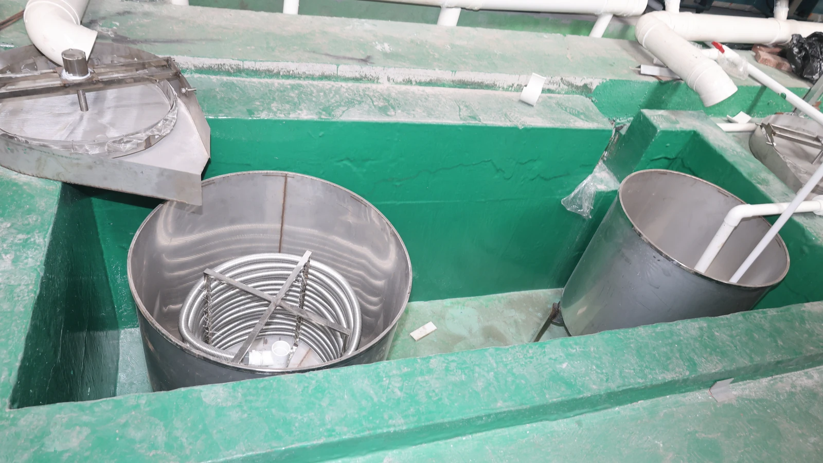 Fine polishing slurry circulation tanks for 8K mirror line