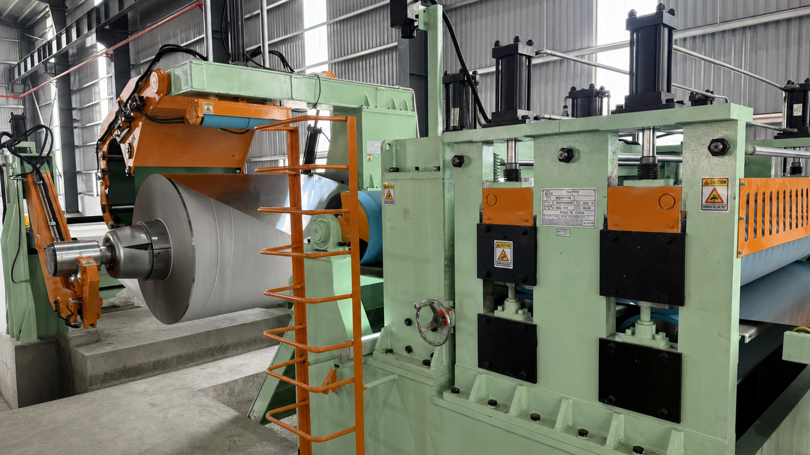 Coil entry and heavy-duty strip-processing section