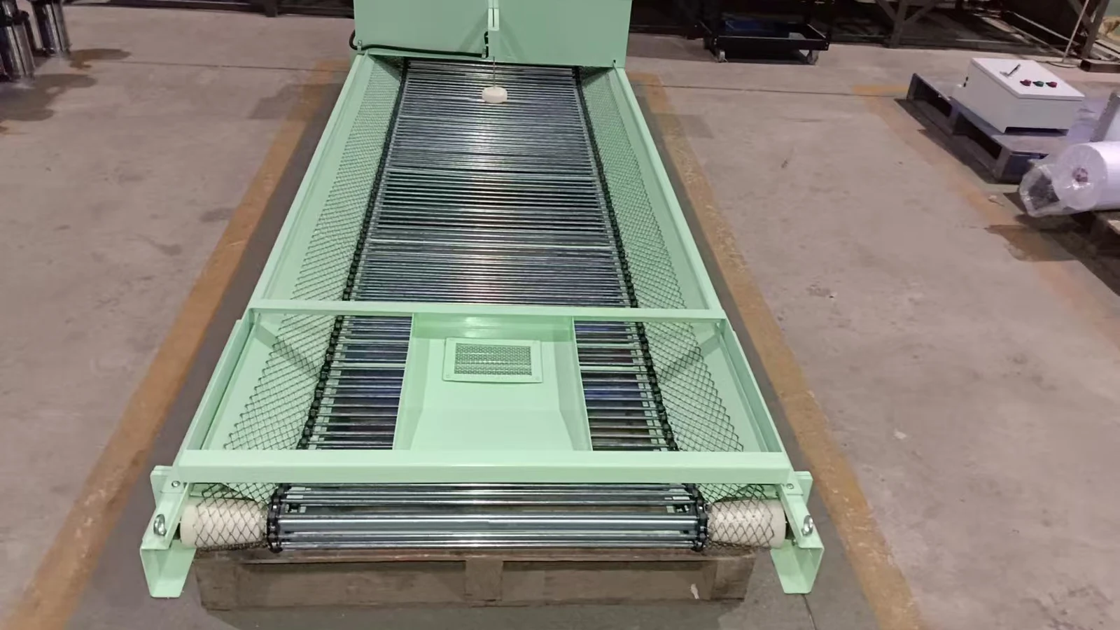 roller conveyor for strip transfer in the coil polishing line