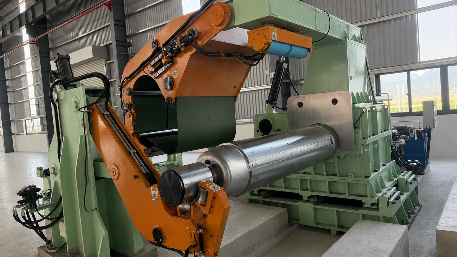 Complete hydraulic recoiler and coil support assembly