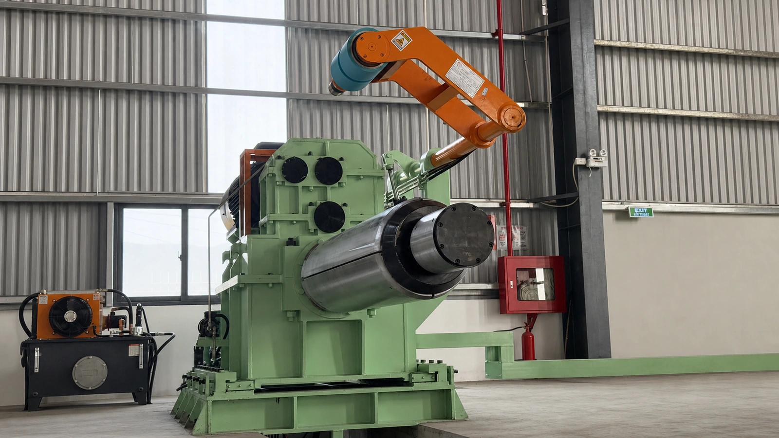 Hydraulic coil recoiler mandrel and pressure arm close-up