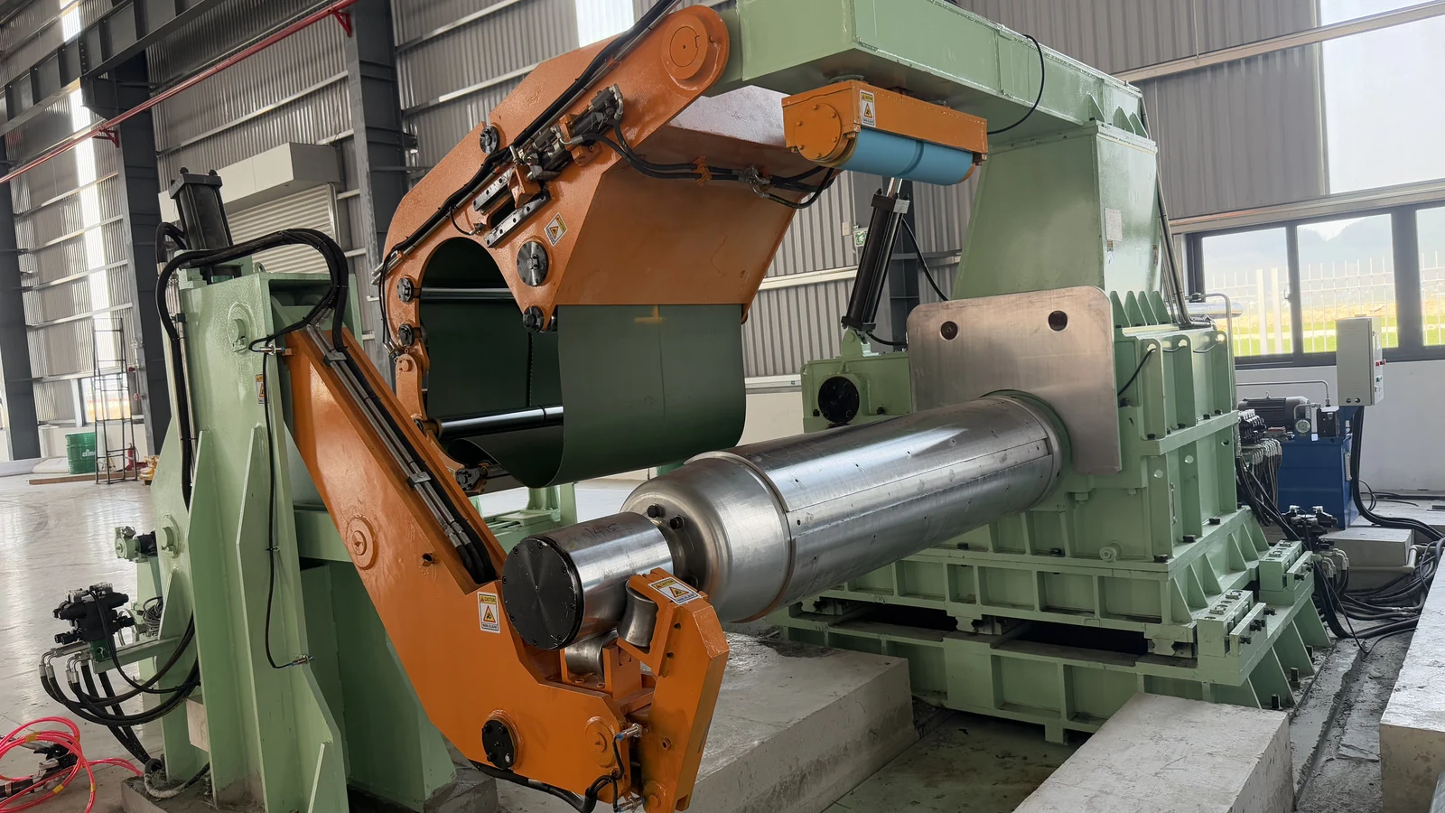 hydraulic decoiler support arm and mandrel assembly
