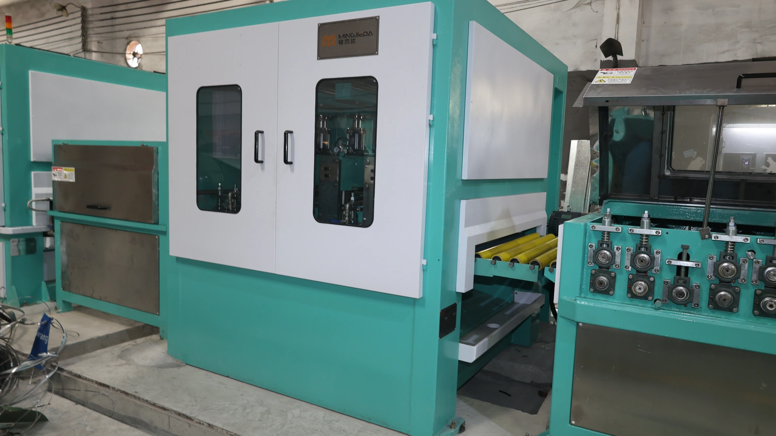 Dedicated enclosed hairline finishing machine in the Jindafa coil polishing line