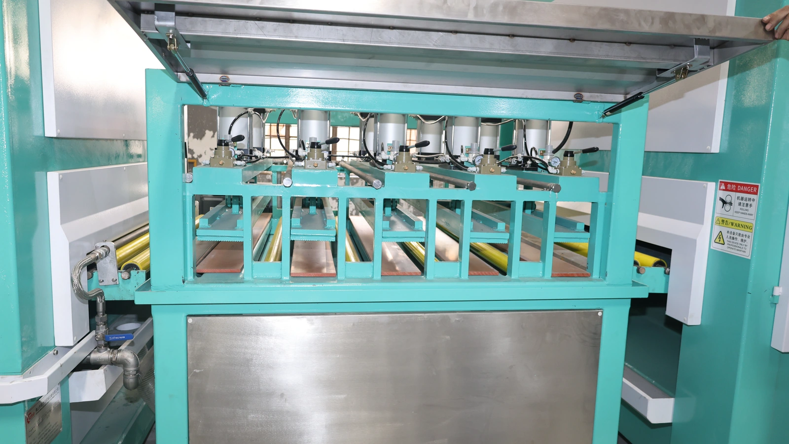 Internal brush roller and pressure roller section of the dedicated stainless steel hairline finishing machine