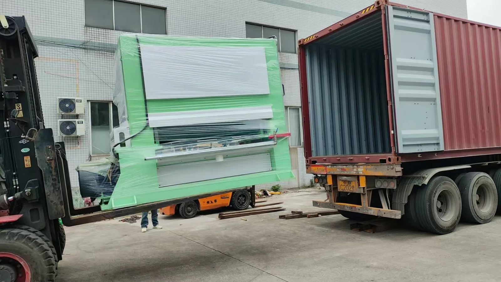 The main polishing unit is positioned at the container opening.
