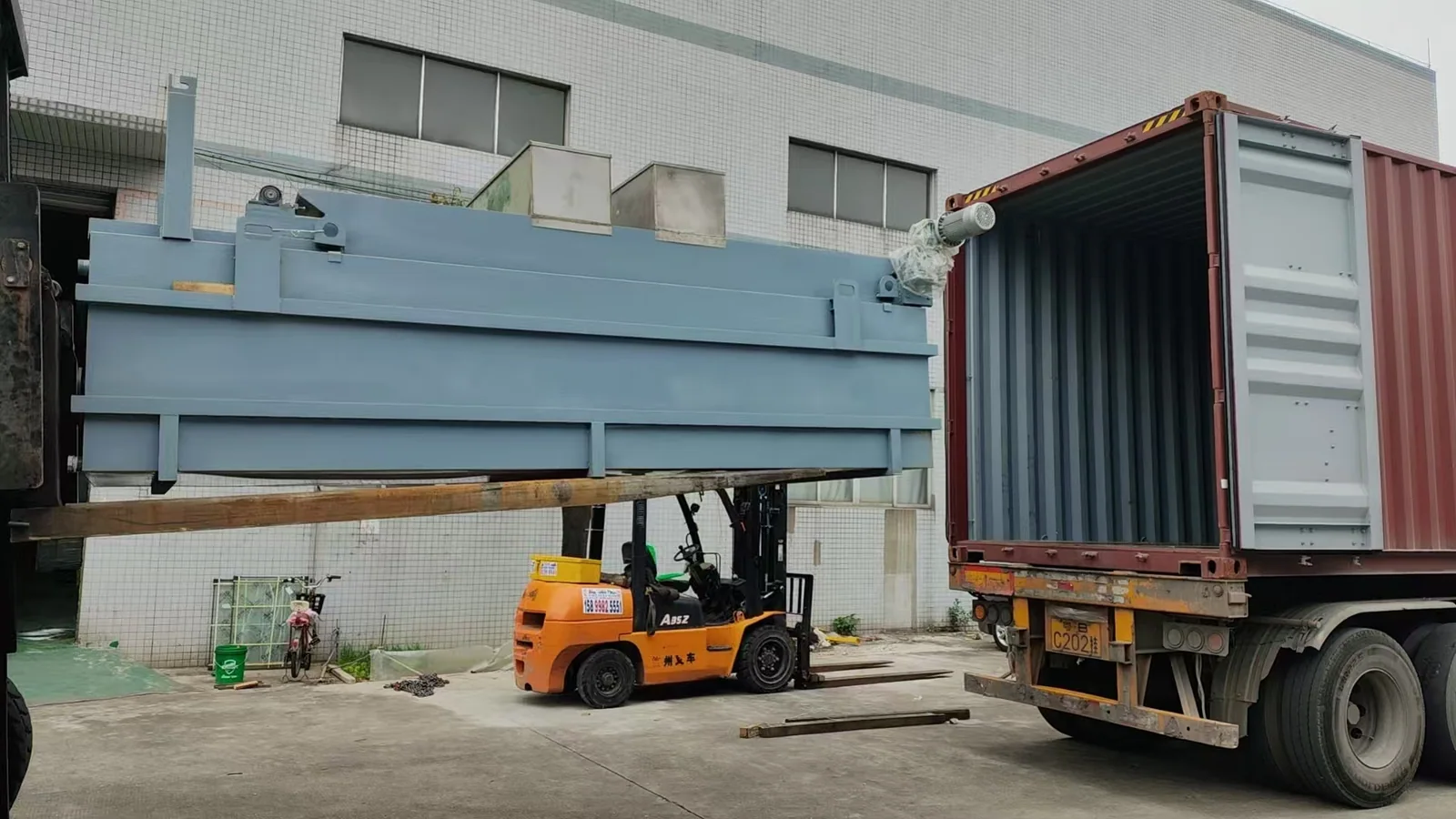 Filtration and circulation tank section carried by forklift.